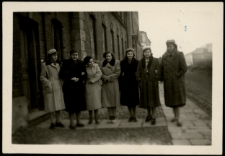 Danuta Roszkiewicz z koleżankami przed wejściem do Internatu Sióstr Magdalenek, ul. Żytnia, Warszawa, 1949 r.