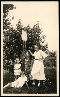 Stefania Szumińska, Wanda Kurnicka, Leokadia Szumińska oraz Danuta Roszkiewicz (na drzewie) przed domem, ul. Stołeczna 81, Białystok, 1934 r.