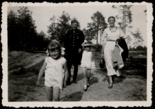 Kazimierz i Leokadia Szumińscy wraz z córkami: Stefanią i Danutą, droga do Oliszek, 1934 r.