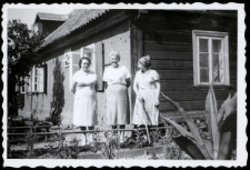 Mila Jałbrzykowska, Leokadia Szumińska, Zina Szumińska przed domem Państwa Szumińskich, ul. Stołeczna 79, Białystok, 1970 r.