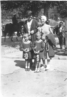 Jadwiga Kurnicka, Janina Kurnicka, Stefania Szumińska i Danuta Roszkiewicz, ul. Św. Rocha, Białystok, 1934 r.