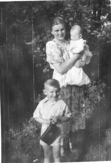 Wanda Kurnicka-Markiewicz oraz Bożena i Andrzej Markiewiczowie, 1951 r.