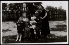 Zdjęcie rodzinne w ogrodzie, róg ul. Augustowskiej i ul. Mickiewicza, Białystok, 1935 r.
