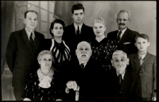 Zdjęcie rodzinne w atelier fotograficznym, Białystok, 1947 r.