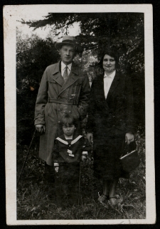 Mirosław Szumski z rodzicami, Lidią i Stanisławem w okolicach Szosy Południowej, Białystok, 1933 r.