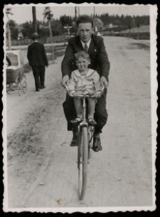 Mirosław Szumski z ojcem Stanisławem na rowerze w okolicach Szosy Południowej, Białystok, 1934 r.