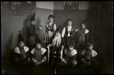 Przedstawienie w przedszkolu, róg ul. Warszawskiej i Monopolowej, Białystok, 1935 r.