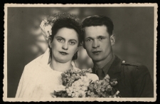Zdjęcie ślubne w atelier fotograficznym, Białystok, 26.02.1946 r.