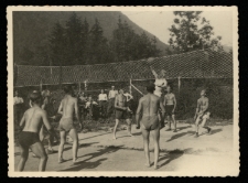 Polscy jeńcy wojenni grający w siatkówkę, Piding, Niemcy, 1943 r.