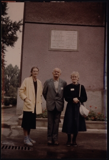 Wycieczka w ramach Kongresu Esperantystów w Warszawie, przy tablicy upamiętniającej miejsce w którym urodził się Ludwik Zamenhof, ul. Zamehofa, Białystok, 1983 r.