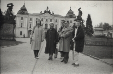 Spotkanie esperantów przed Pałacem Branickich, Białystok, ok. 1988 r.
