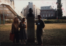 Uczestnicy 77. Światowego Kongresu Esperanto pod pomnikiem Ludwika Zamenhofa, Wiedeń, Austria, 1992 r.