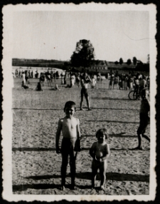 Mirosław Szumski na plaży miejskiej na Dojlidach, Białystok, 1935 r.