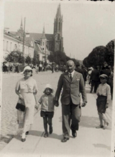 Rodzina na spacerze, Rynek Kościuszki, Białystok, 1935 r.