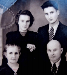 Zdjęcie rodzinne w atelier fotograficznym, Białystok, 1947 r.