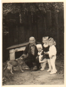 Zdjęcie rodzinne w ogrodzie, ul. Staszica 12, Białystok, druga połowa lat 30. XX w.