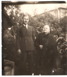 Zdjęcie rodzinne w ogrodzie, ul. Staszica 12, Białystok, druga połowa lat 30. XX w.