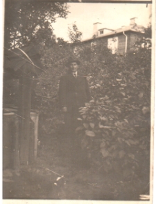 Męzczyzna w ogrodzie, ul. Staszica 12, Białystok, koniec XIX w.