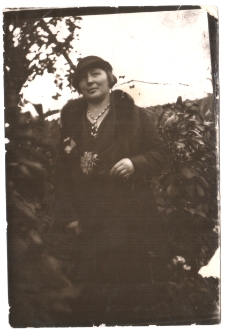 Kobieta w ogrodzie, ul. Staszica 12, Białystok, XX w.