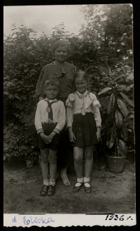 Krystyna Zawadzka i brat Roman Skrzędziejewski z mamą Heleną, ul. Poleska, Białystok, 1936 r.