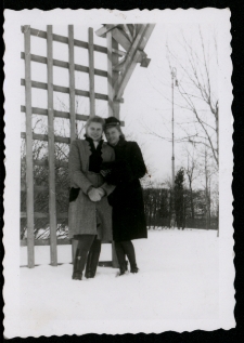 Krystyna Zawadzka z Panią Sowińską, Park Planty, Białystok, 1947 r.