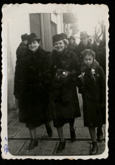 Krystyna Zawadzka z mamą Heleną i Panią Bańkowską, Białystok, 1938 r.