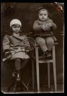 Kystyna Zawadzka z bratem Romanem Skrzędziejewskim w atelier fotograficznym, 1931 r.