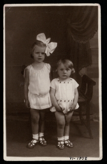 Krystyna Zawadzka z bratem Romanem Skrzędziejewskim w atelier fotograficznym, Białystok, 1932 r.