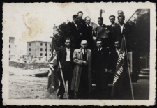 Pracownicy Okręgowego Przedsiębiorstwa Rozpowszechniania Filmów przed pochodem z okazji święta 1 Maja, Białystok, XX w.