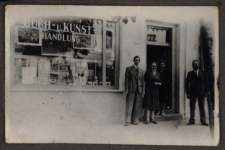 Przed księgarnią, Białystok, XX w.