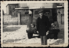Wilhelm Bilewicz przed samochodem marki Lublin należącym do kina objazdowego prowadzonego przez Okręgowe Przedsiębiorstwo Rozpowszechniania Fimów, Białystok, lata 50-60. XX w.