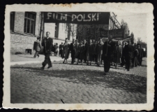 Pracownicy Okręgowego Przedsiębiorstwa Rozpowszechniania Filmów na pochodzie z okazji święta 1 Maja, Białystok, XX w.
