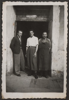 Pracownicy Punktu Dożywiania i Informacji na Dworcu Gł&oacute;wnym, ul. Kolejowa, Białystok, 1945 r.