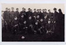 Żołnierze 3. Pułku Strzelców Konnych im. Hetmana Stefana Czarnieckiego podczas czyszczenia rzędu końskiego, Wołkowysk, 1938 r.