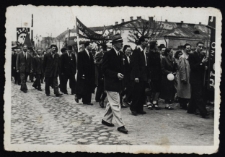 Pracownicy Okręgowego Przedsiębiorstwa Rozpowszechniania Film&oacute;w na pochodzie z okazji święta 1 Maja, Białystok, XX w.