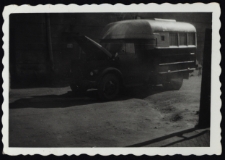 Samoch&oacute;d kina objazdowego prowadzonego przez Okręgowe Przedsiębiorstwo Rozpowszechniania Fim&oacute;w, Białystok, lata 50-60. XX w.