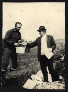 Adolf Polecki wręczający nagrody, XX w.