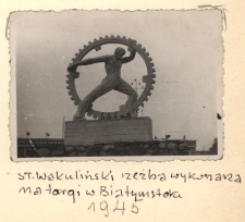 Rzeźba Stanisława Wakulińskiego wykonana na białostockie targi, Białystok, 1945 r.