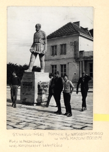 "Pomnik Bronisława Wesołowskiego autorstwa Stanisława Wakulińskiego Wysokie Mazowieckie, lata 60. XX w. Fot. W. Paszkowski"