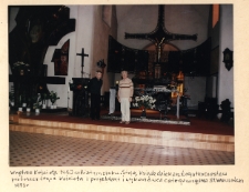 Kości&oacute;ł pw. Najświętszego Seca Jezusa, na zdjęciu ks. Czesław Łogutko i Stanisław Wakuliński - projkektant i wykonawca wnętrza kościoła, ul. Traugutta 25, Białystok, 1973 r.