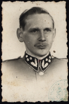 Zdjęcie portretowe Mirosława Wroczyńskiiego w mundurze pracownika Nadleśnictwa Państwowego, 1946 r.