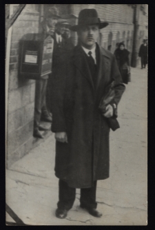 Prof. Andrzej Bujniak, nauczyciel zajęć praktycznych w Gimnazjum im. Króla Zygmunta Augusta przed budynkiem poczty, ul. Kościelna, Białystok, lata 30. XX w.