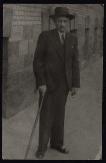 Prof. Aleksy Kalichiewicz, nauczyciel fizyki w Gimnazjum im. Króla Zygmunta Augusta, przed budynkiem poczty, ul. Kościelna, Białystok, lata 30. XX w.