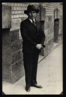 Prof. Józef Dańkowski, nauczyciel historii w Gimnazjum im. Króla Zygmunta Augusta, przed budynkiem poczty, ul. Kościelna, Białystok, lata 30. XX w.