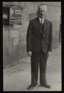 Prof. Stefan Sobierajski, nauczyciel muzyki i śpiewu w Gimnazjum im. Króla Zygmunta Augusta, przed budynkiem poczty, ul. Kościelna, Białystok, lata 30. XX w.