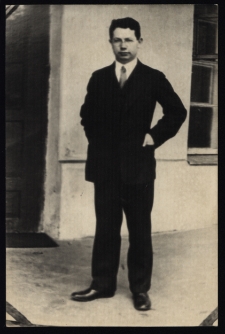 Prof. Stefan Kulczyński, nauczyciel fizyki w Gimnazjum im. Króla Zygmunta Augusta przed budynkiem szkoły, ul. Kościelna, Białystok, lata 30. XX w.
