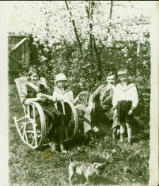 W ogrodzie przed domem, ul. Kamienna 4, Białystok, maj 1933 r.