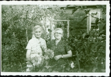 W ogrodzie przed domem, ul. Kamienna 4, Białystok, lata 30. XX w.