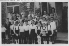 Klasa Ib przed Szkołą Podstawową nr 10 przy ul. Słonimskiej, Białystok, lata 60. XX w.