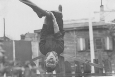 Chłopiec na trzepaku, ul. Monopolowa 6a, Białystok, pierwsza połowa lat 60. XX w.